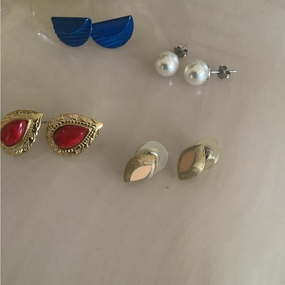 Earring bundle 4 pair red gold blue gold pearl all studded all have backs - Picture 4 of 8